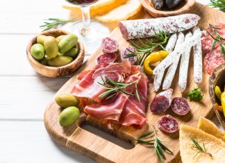 Pourquoi faut-il éviter de manger du pâté et de la charcuterie enceinte ? plateau pâté et charcuterie