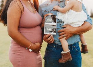 Pourquoi attendre 3 mois avant d’annoncer sa grossesse ? famille annonce grossesse