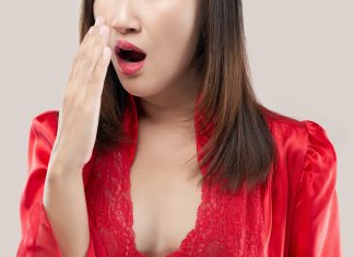 Pourquoi est-ce que je rote beaucoup ? Femme qui rote