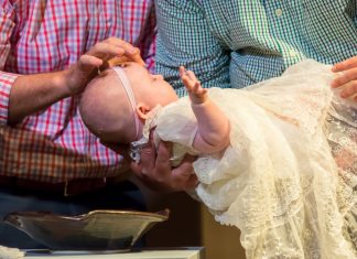 Pourquoi baptiser son bébé à l’église ? baptisé bébé à l'église