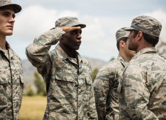 Militaire : pourquoi faut-il avoir les cheveux courts à l’armée ? armée militaire soldat