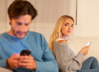 Infidélité : pourquoi un homme trompe sa femme ? femme soupçonne son mari d'infidélité