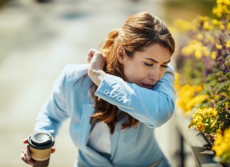 Pourquoi on éternue ? Femme qui éternue