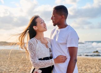 Pourquoi décider de se pacser ? couple à la mer