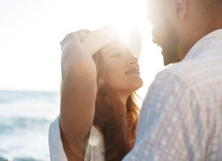 Pourquoi un homme fuit quand il tombe amoureux ? couple homme amoureux